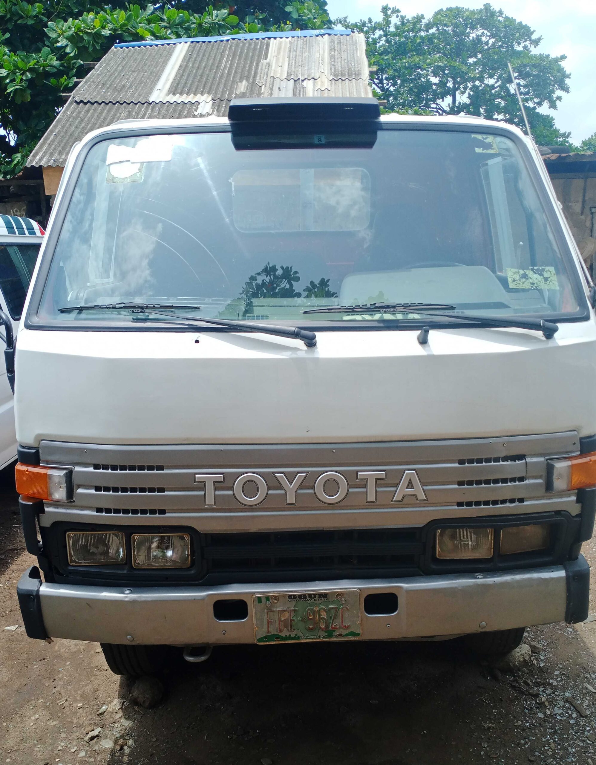 Toyota Dyna truck six willar Long for sale in Jakanra