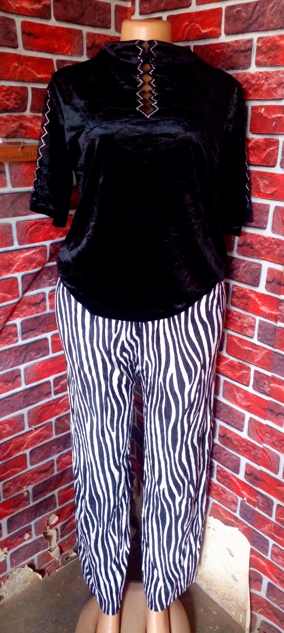 Ladies Velvet Wears for sale at Agbelekale Abule-egba