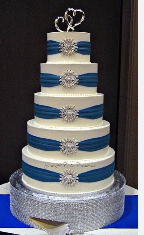 Fundant wedding cake for sale at ikorodu