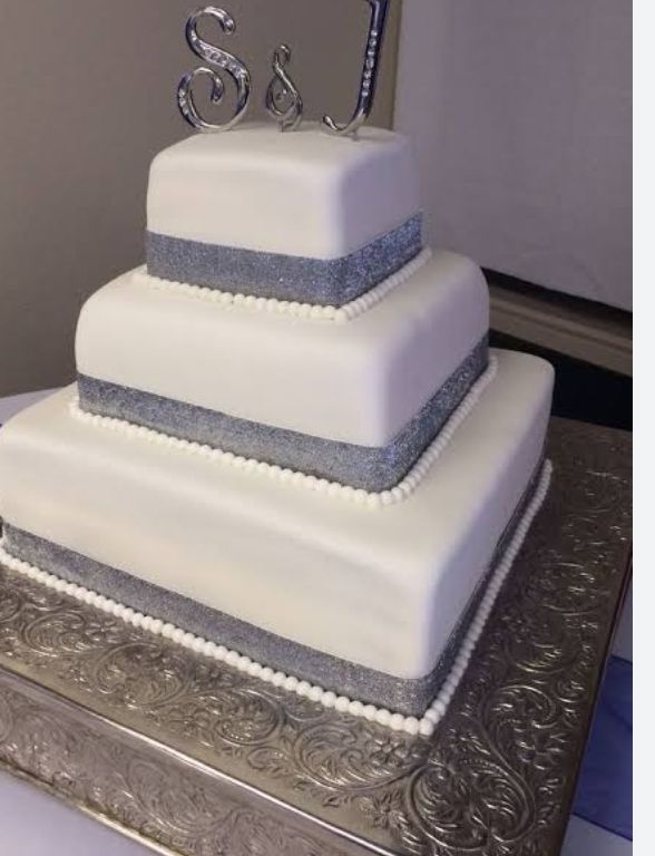 Fundant wedding cake for sale at ikorodu