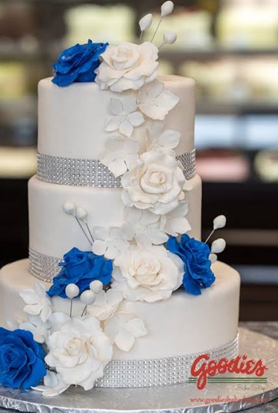 Fundant wedding cake for sale at ikorodu