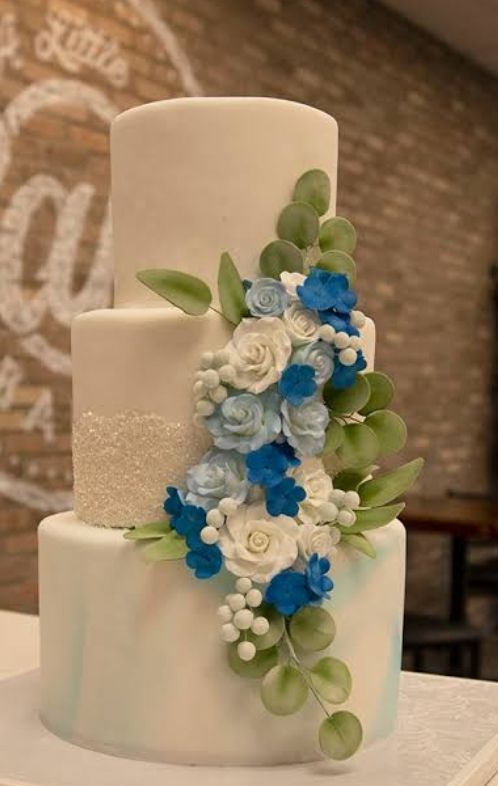 Fundant wedding cake for sale at ikorodu