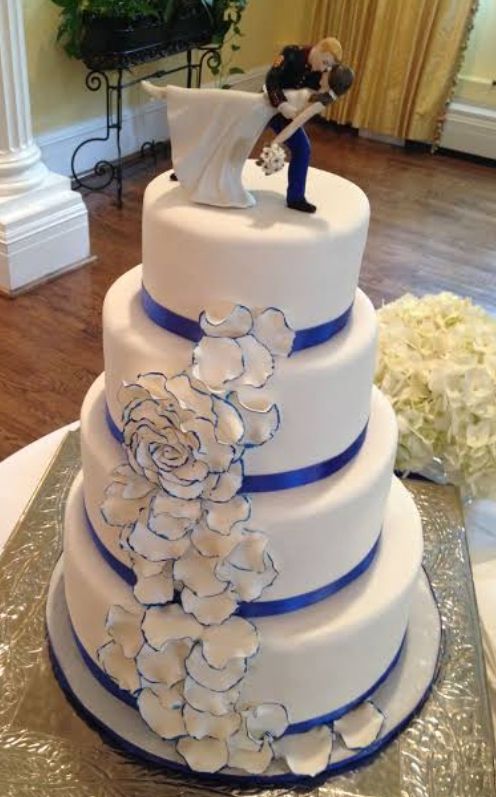 Fundant wedding cake for sale at ikorodu