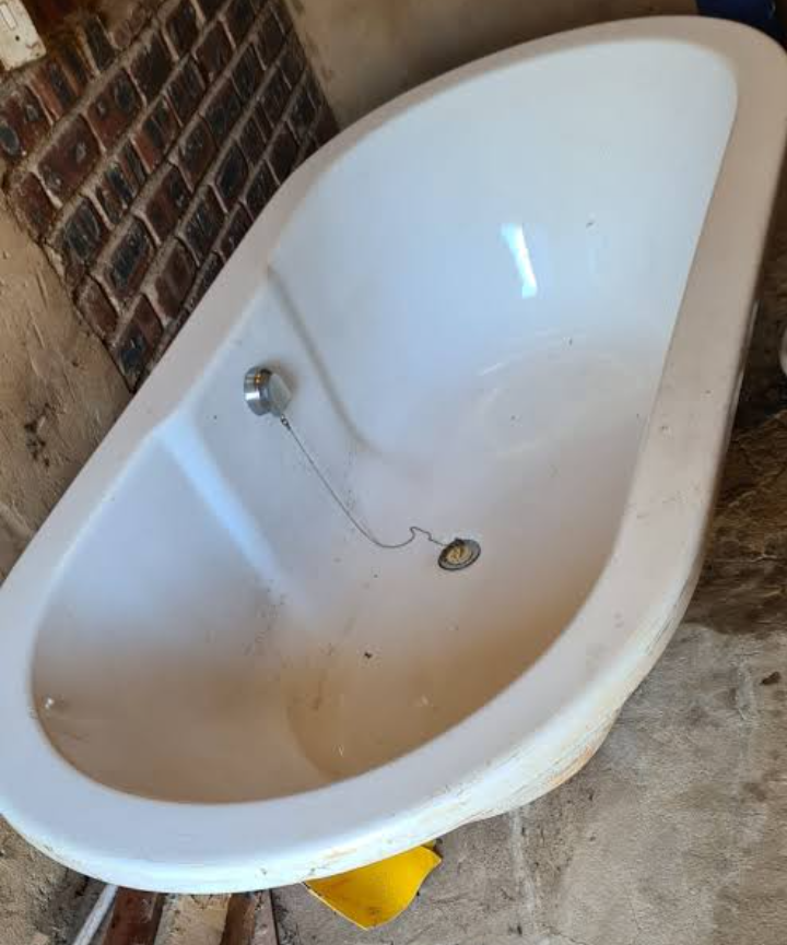 Acrylic Bathtub for sale at Orile coker Lagos