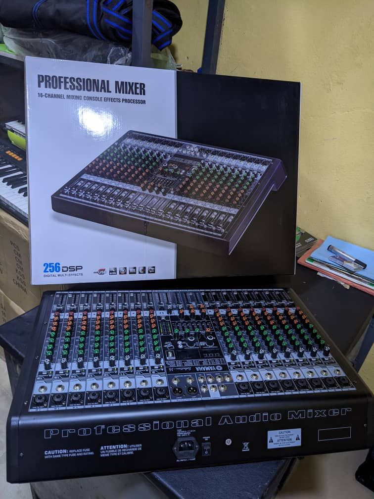 YAMAHA 16CHANNEL FLAT MIXER