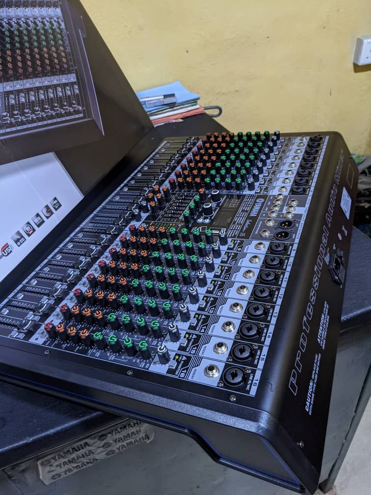 YAMAHA 16CHANNEL FLAT MIXER